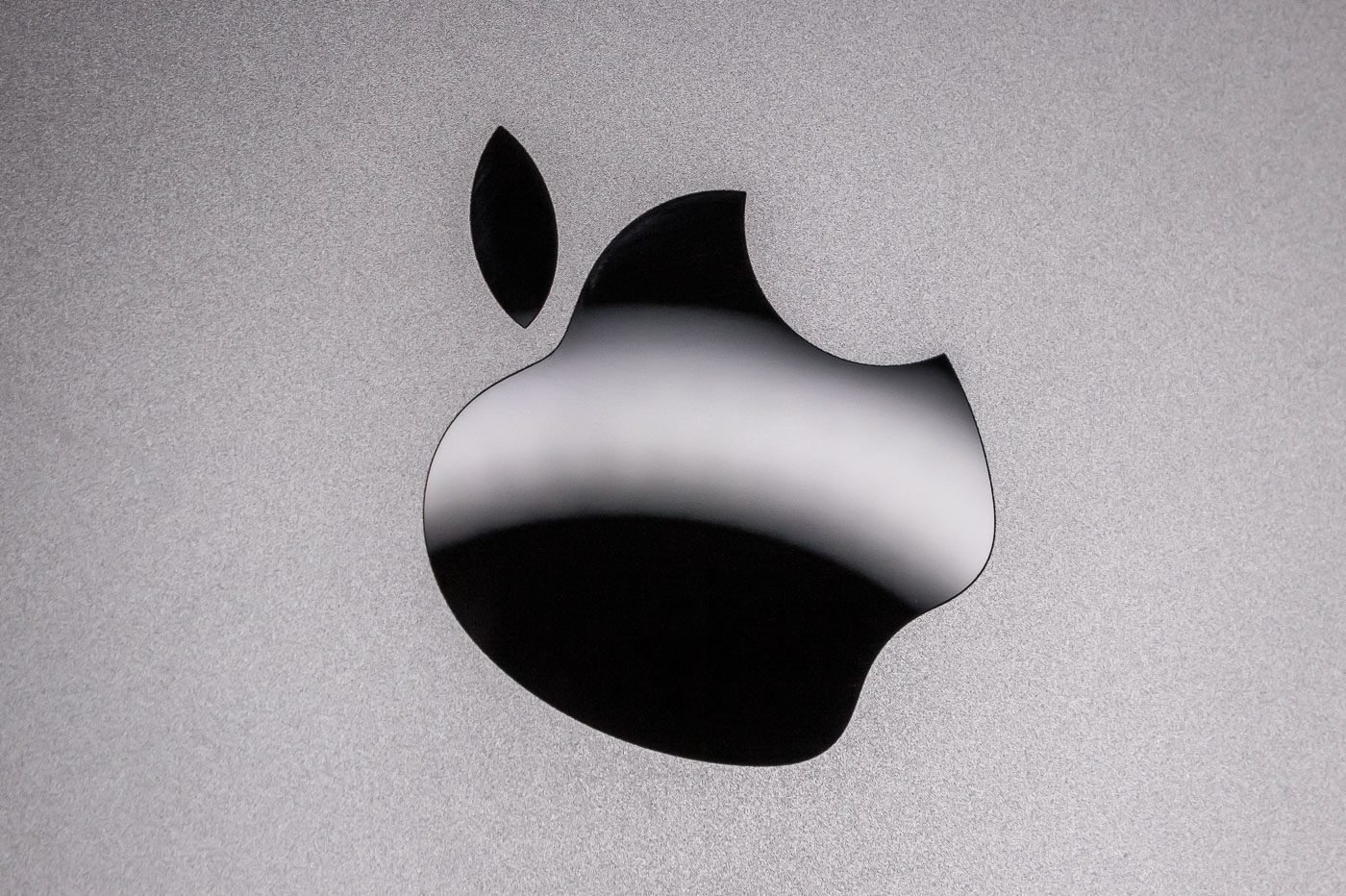 Le logo Apple et son effet miroir est la seule fioriture esthétique de ce design ultra-minimaliste.
