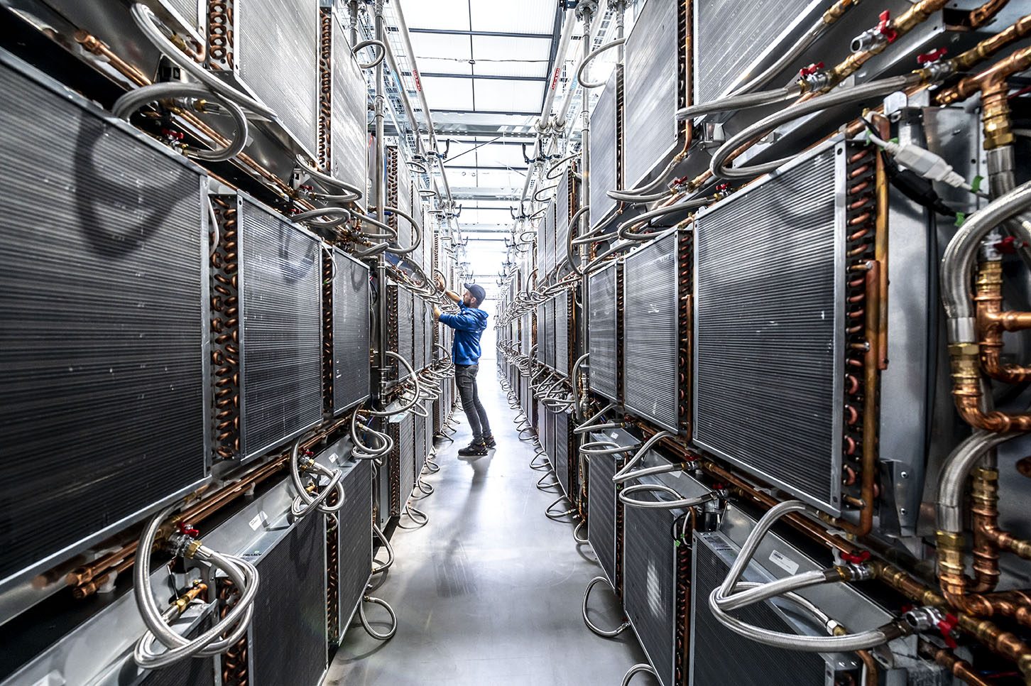 Une allée d'un des data centers de Roubaix. On voit l'arrière des baies de serveurs, avec les tuyaux en cuivre qui les alimentent en eau.