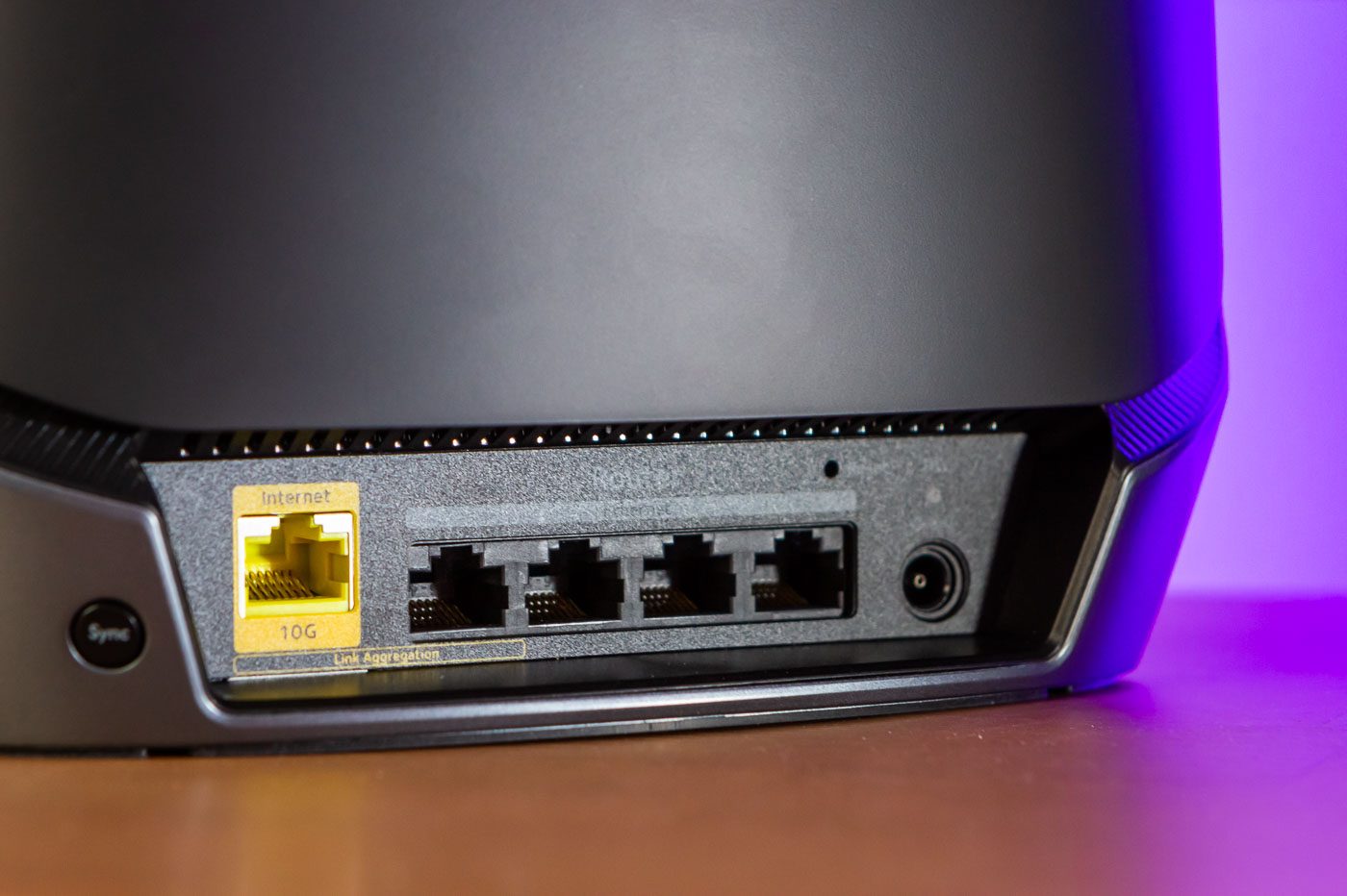 Le routeur principal des Orbi RBK860, de Netgear, embarque désormais un port 10 Gbit Ethernet.
