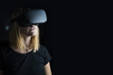 Femme portant un casque de RV