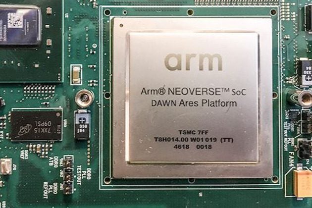 ARM ne produit pas de puces, il vend ses plans et ses licences à d'autres. Mais il semble que le britannique souhaite exercer plus de contrôle sur l'écosystème (ici une puce de démonstration de son architecture Neoverse). 