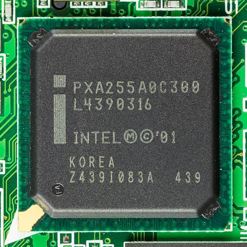 Le XScale PXA255 d'Intel était une puce ARM lancée en 2002 à destination des téléphones mobiles, alors en plein boom. © Raimond Spekking / CC BY-SA 4.0 (via Wikimedia Commons)