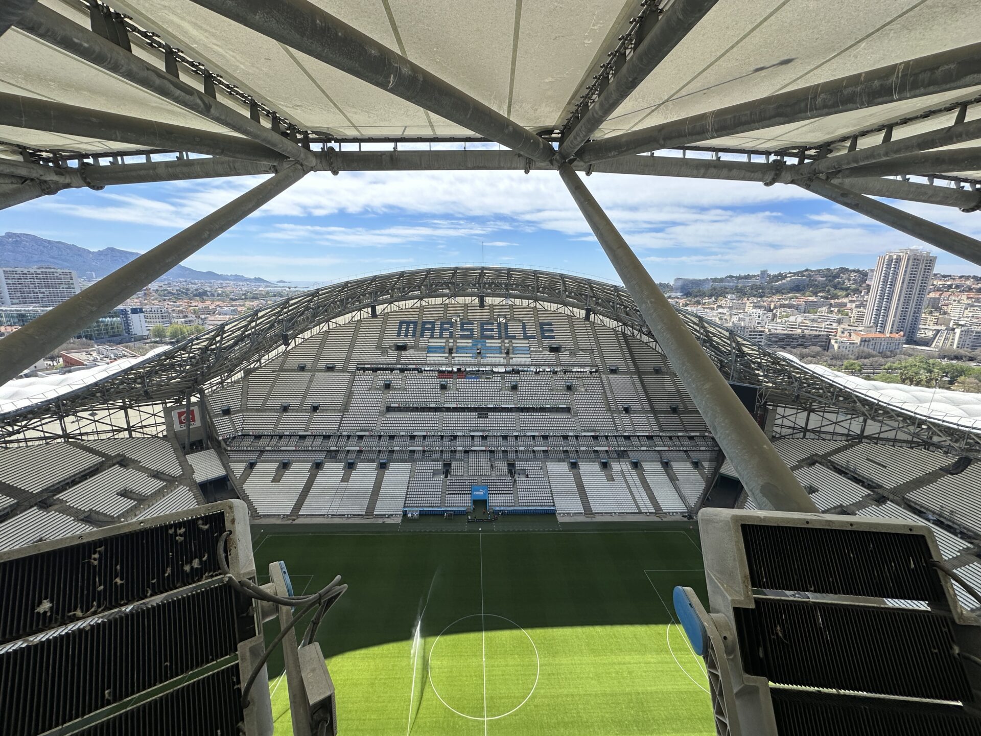 Depuis la passerelle technique, la vue sur l'Orange Vélodrome est impressionnante.