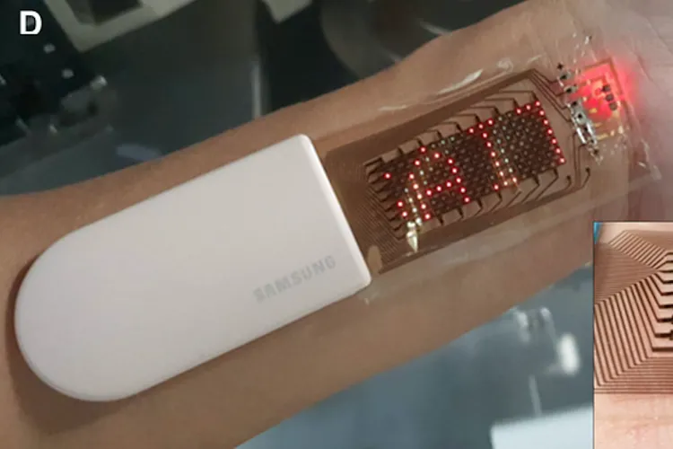 Un prototype de capteur de rythme cardiaque à base OLED extensible présenté par Samsung en 2021. Son pouvoir d'extension est largement inférieur à celui qu'ont développé les chercheurs de l'université de Chicago. /Samsung