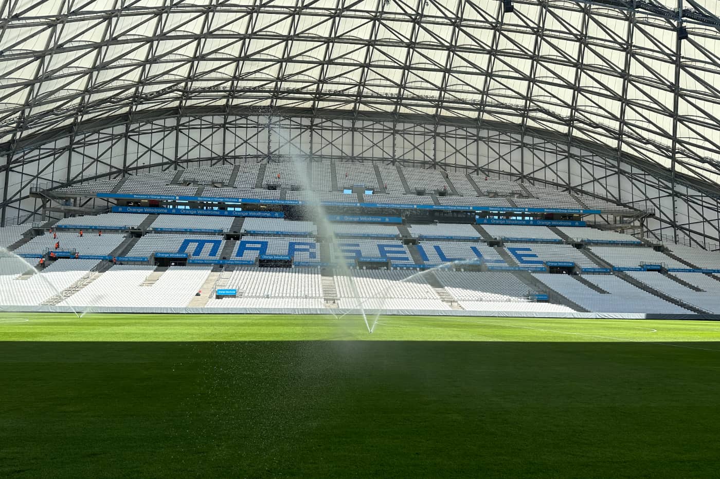 L'Orange Vélodrome, un lendemain de match, la pelouse se fait bichonner.