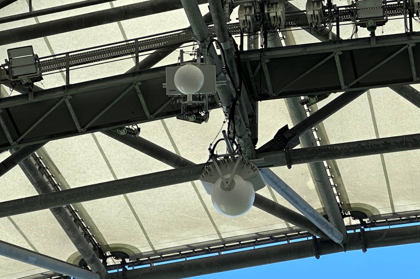Les antennes boules déployées par Totem pour connecter l'Orange Vélodrome en 4G et 5G.