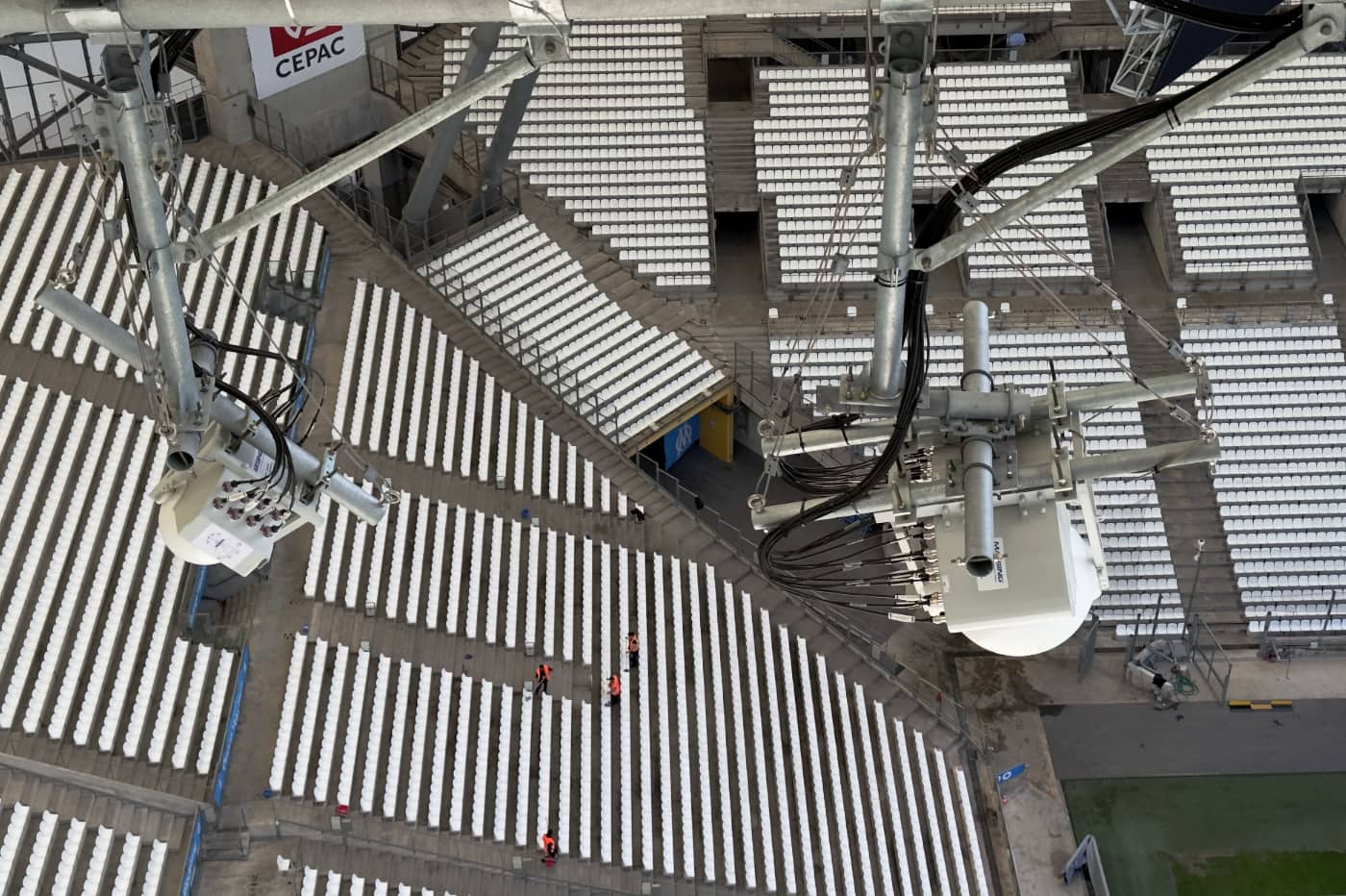 Les antennes boules vues depuis la passerelle technique.