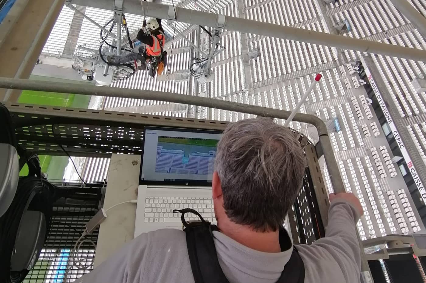 Le réglage d'une des antennes boules de l'Orange Vélodrome. - Merci à Daniel Battistelli pour la photo.