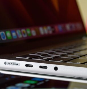 La connectique du MacBook Pro 14 pouces est plutôt complète, une fois qu'on a fait le deuil de l'USB-A.