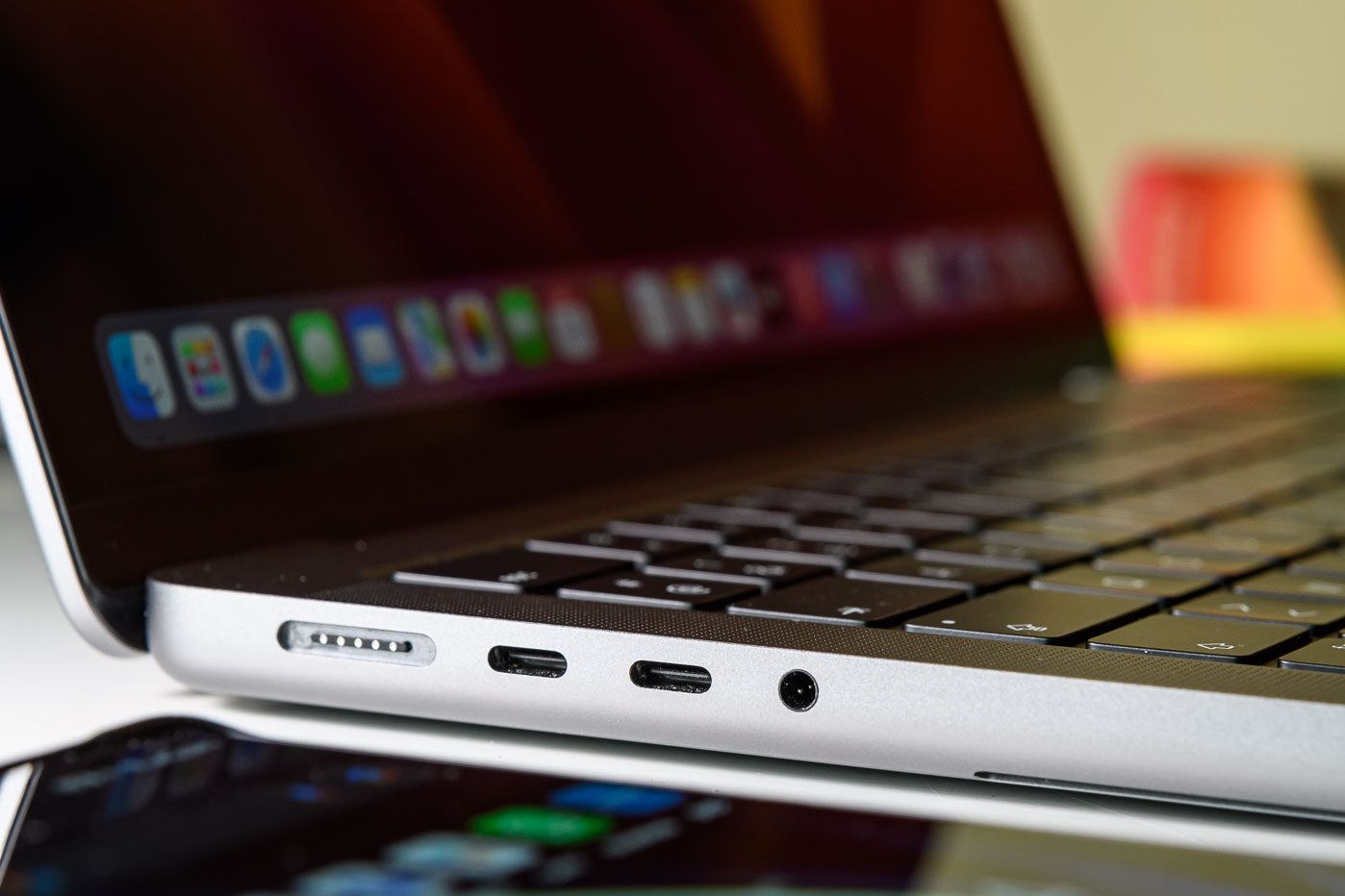 La connectique du MacBook Pro 14 pouces est plutôt complète, une fois qu'on a fait le deuil de l'USB-A.