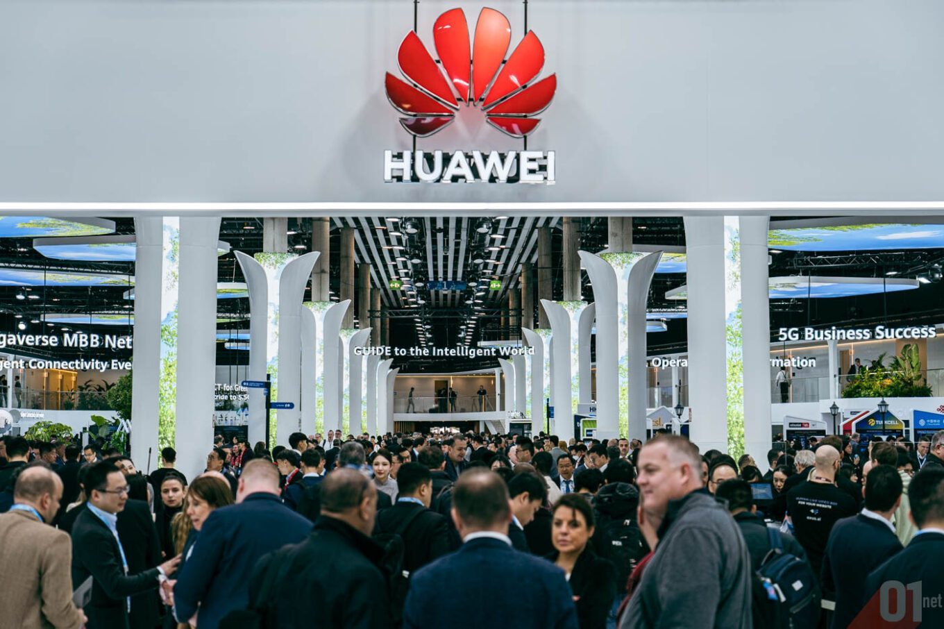 L'exemple de l'indépendance technologique de Huawei sabordée par les blocus américains a de quoi refroidir Oppo... (stand Huawei au MWC2023) © Adrian BRANCO / 