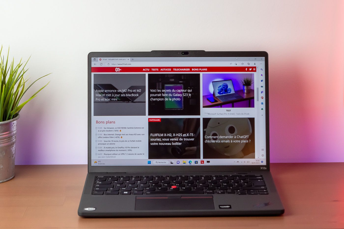 Le ThinkPad X13s propose un écran Full HD+ un peu décevant.