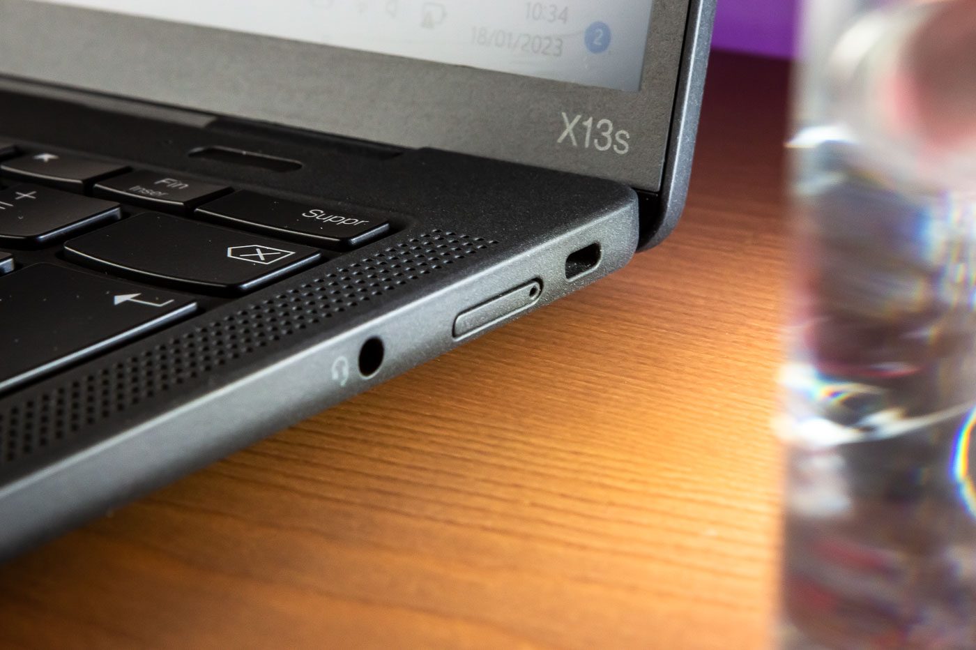 Le ThinkPad X13s embarque un emplacement pour une carte nanoSIM 4G/5G.