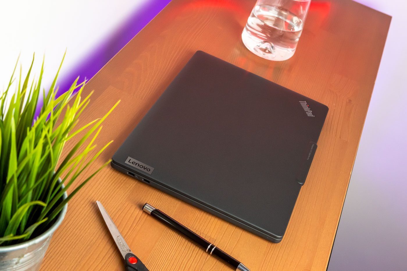 Le design du ThinkPad X13s est agréable et porté par une belle finition.