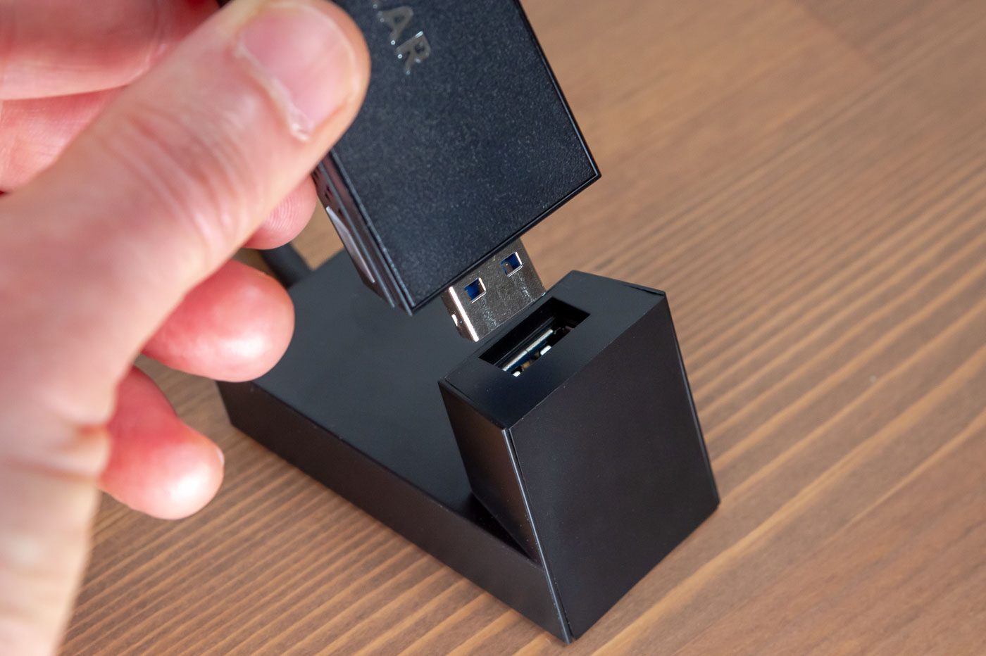 Le socle dans laquelle la clé Nighthawk A8000 peut être installée et reliée à un PC via un câble USB plus long.