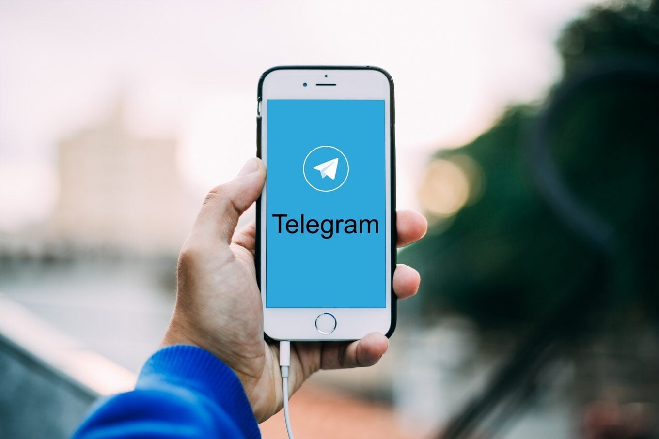 Smartphone s'ouvrant sur Telegram.