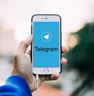 Smartphone s'ouvrant sur Telegram.