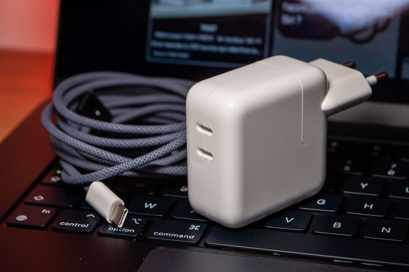 Le chargeur 35 W du MacBook Air, d'Apple, recharge très lentement l'ultraportable.