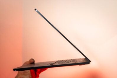 Le MacBook Air 15 pouces est extrêmement fin.