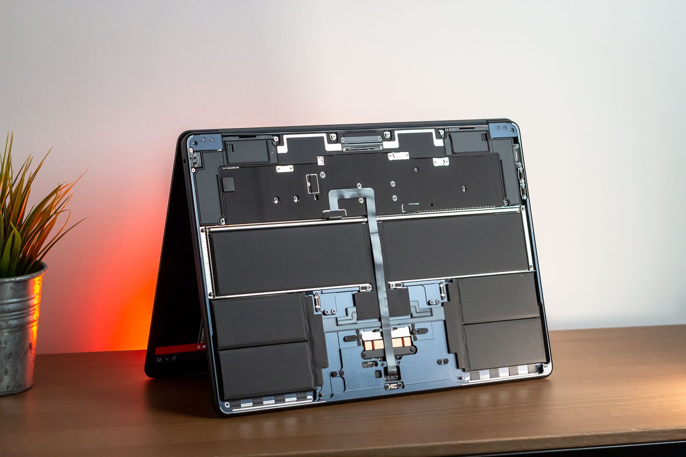 La batterie occupe une belle partie de l'espace à l'intérieur du MacBook Air 15 pouces.