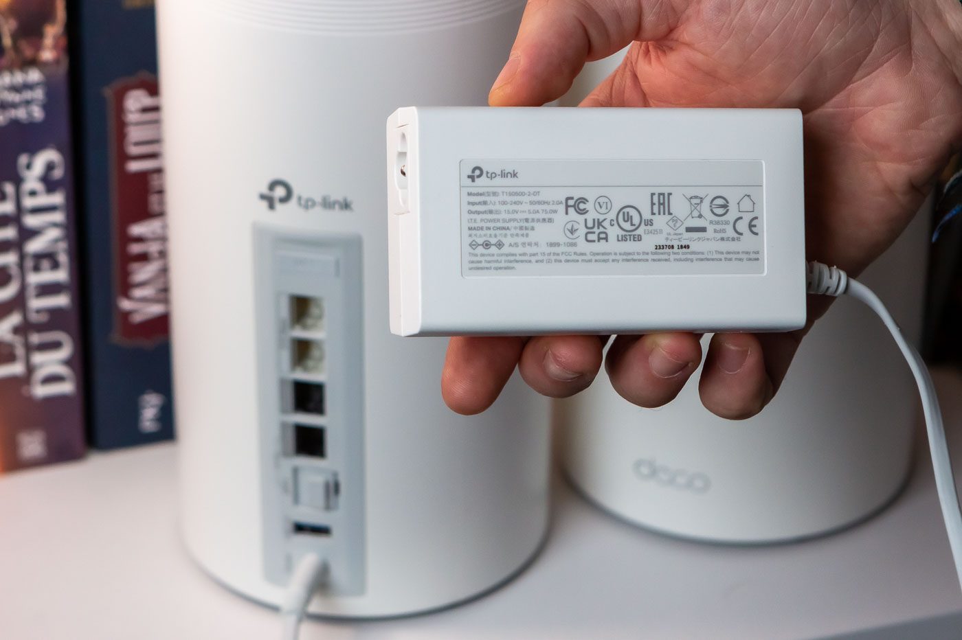 Le chargeur des Deco BE85, de TP-Link, peut tirer jusqu'à 75 W.