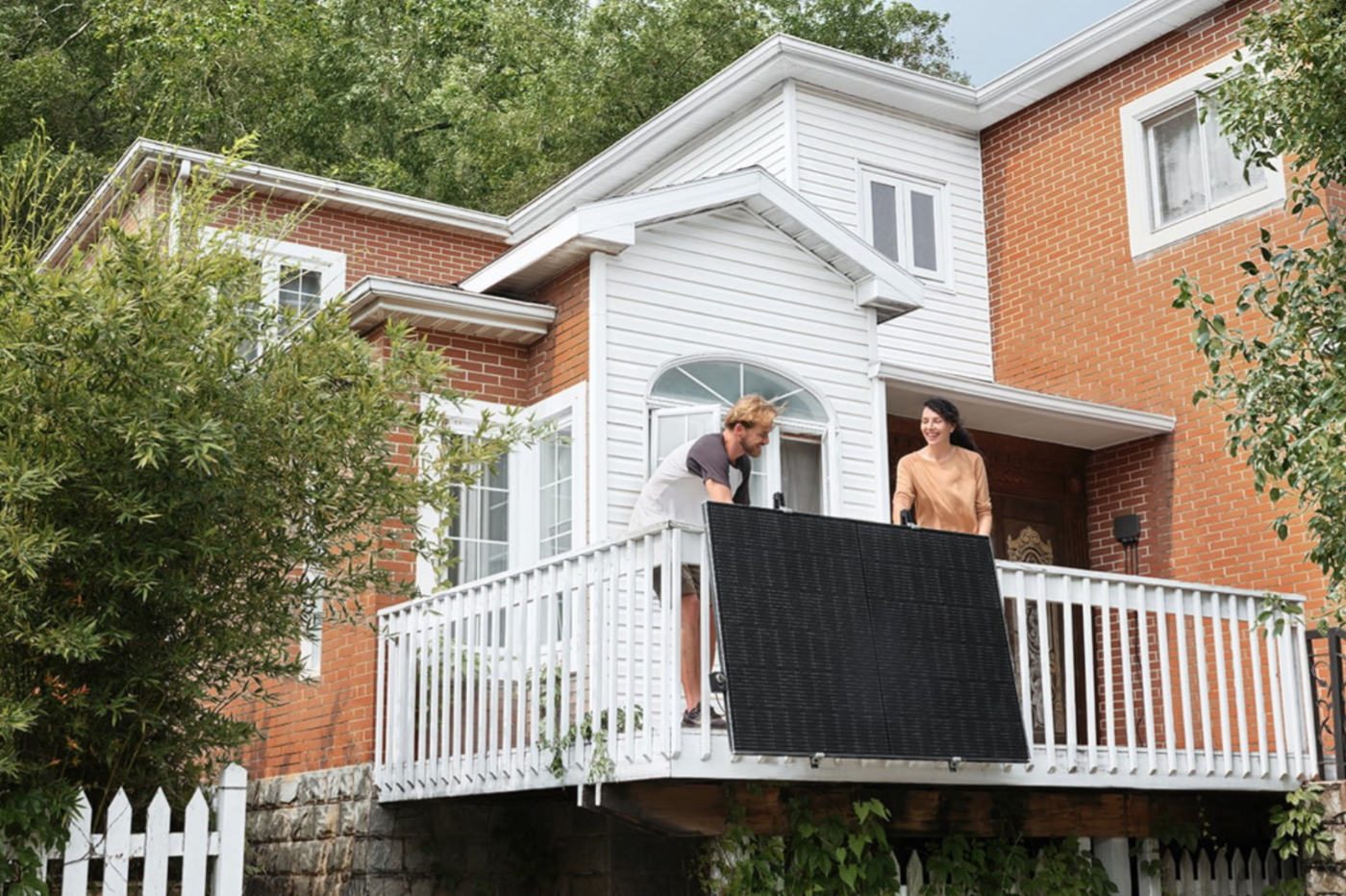 Voici le premier panneau solaire de balcon avec batterie à installer  soi-même