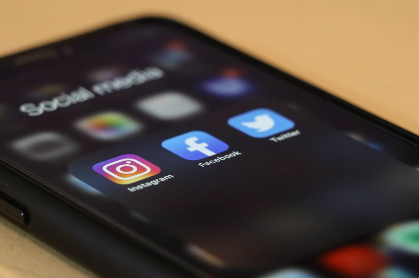 Réseaux sociaux smartphone Instagram Facebook Twitter