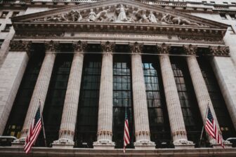 New York Stock Exchange Bourse Wall Street drapeaux américains