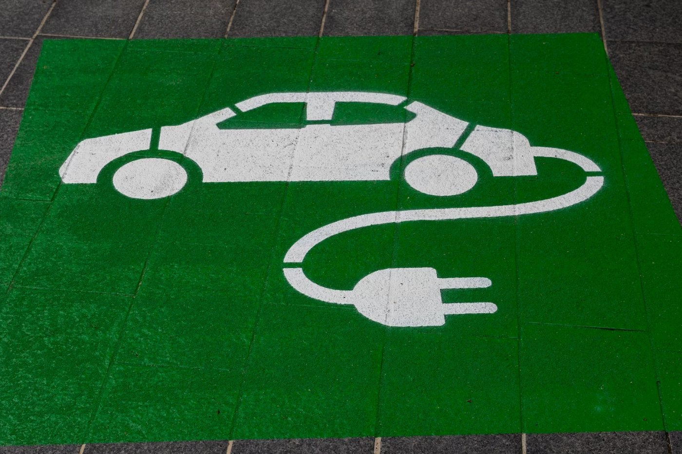 Voiture électrique et prise Green'Up - Automobile Propre