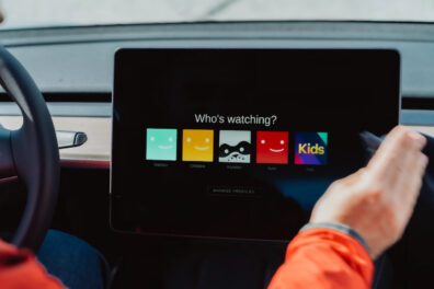ecran voiture tesla netflix