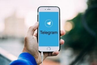 Smartphone s'ouvrant sur Telegram.