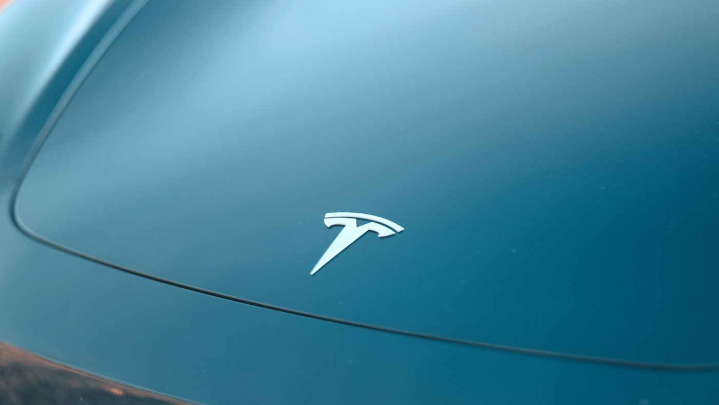 Tesla va licencier au moins 14 000 employés dans le monde