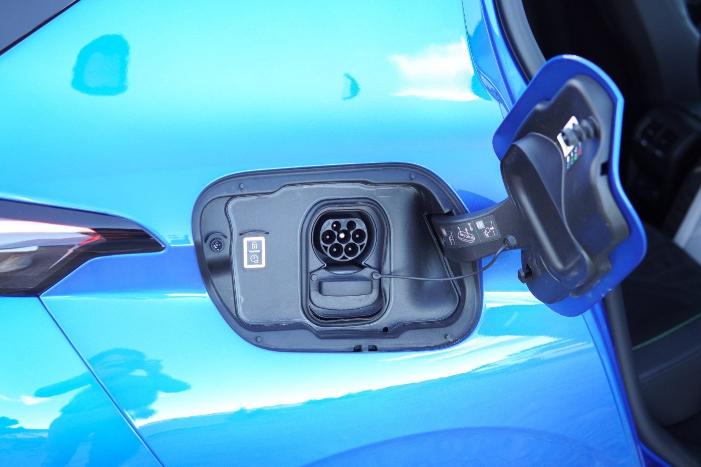 La Peugeot E-308 électrique devient moins chère que la Tesla Model 3