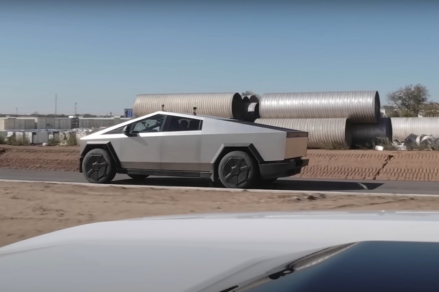 Tesla Cybertruck Drag Race