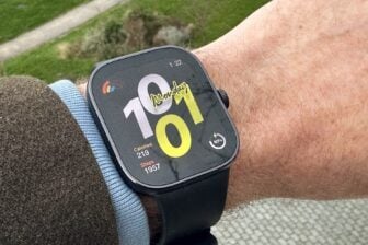 Test du Fitbit Charge 5 : un bracelet connecté ultra complet, mais toujours  plus limité qu'une montre