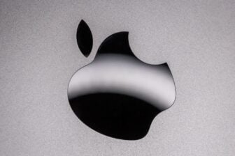 Le logo Apple et son effet miroir est la seule fioriture esthétique de ce design ultra-minimaliste.