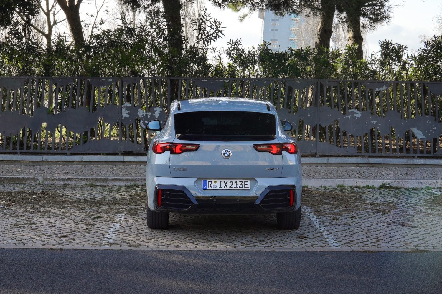 Essai Bmw Ix2 Suv Coupe Electrique Arriere Face