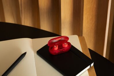 Solobuds B463 Transparent Red Lifestyle Day1 04 Shaughn 0614 Rgb V1