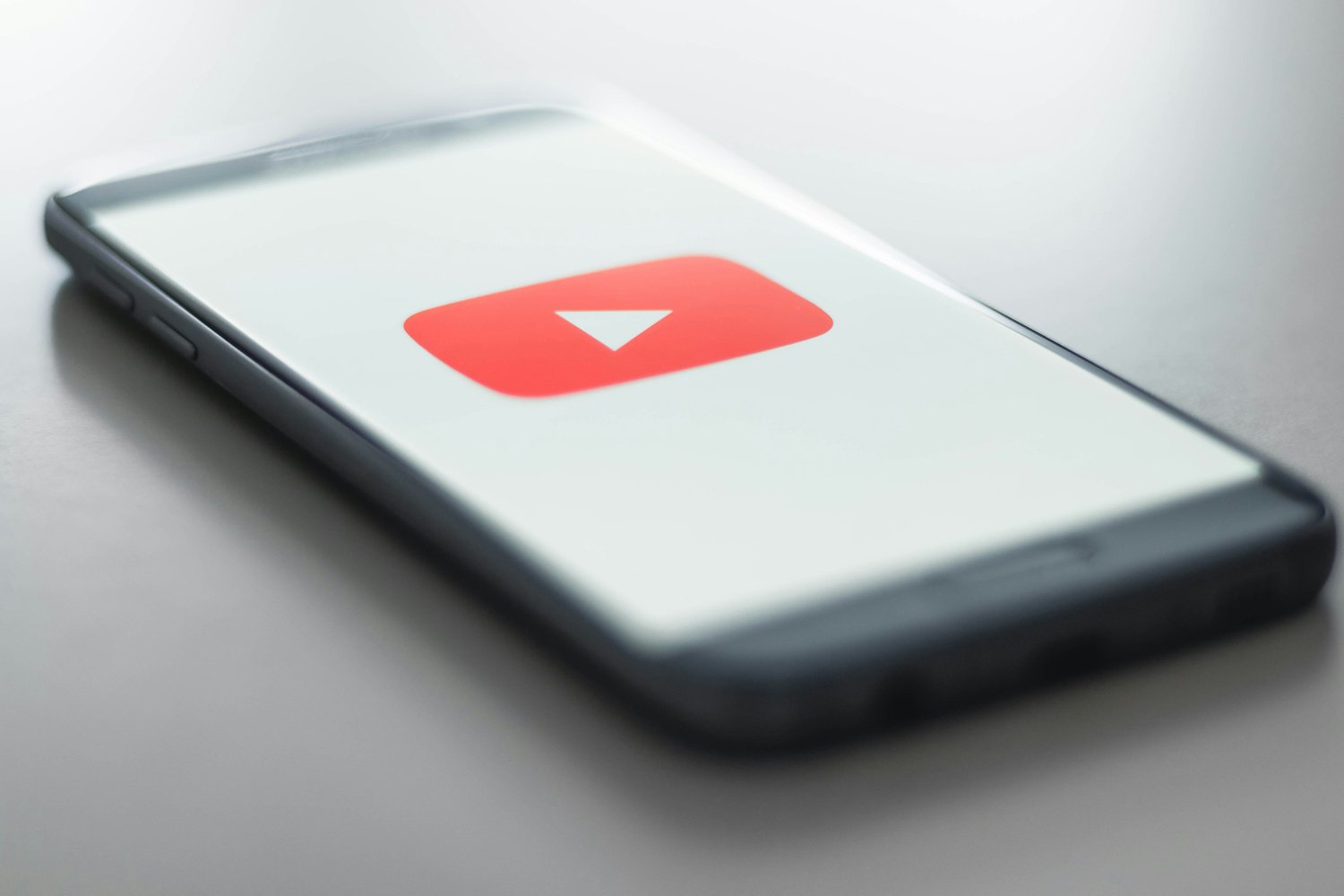 YouTube voudrait afficher des pubs même pendant la pause