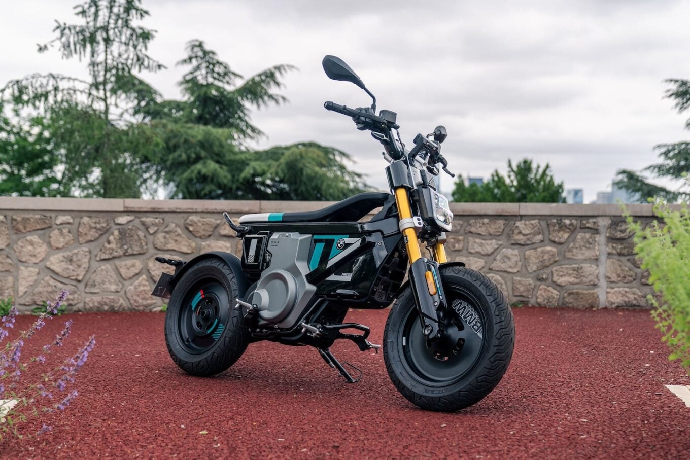 Test BMW CE-02 : style dingue et grosses sensations pour la moto ...