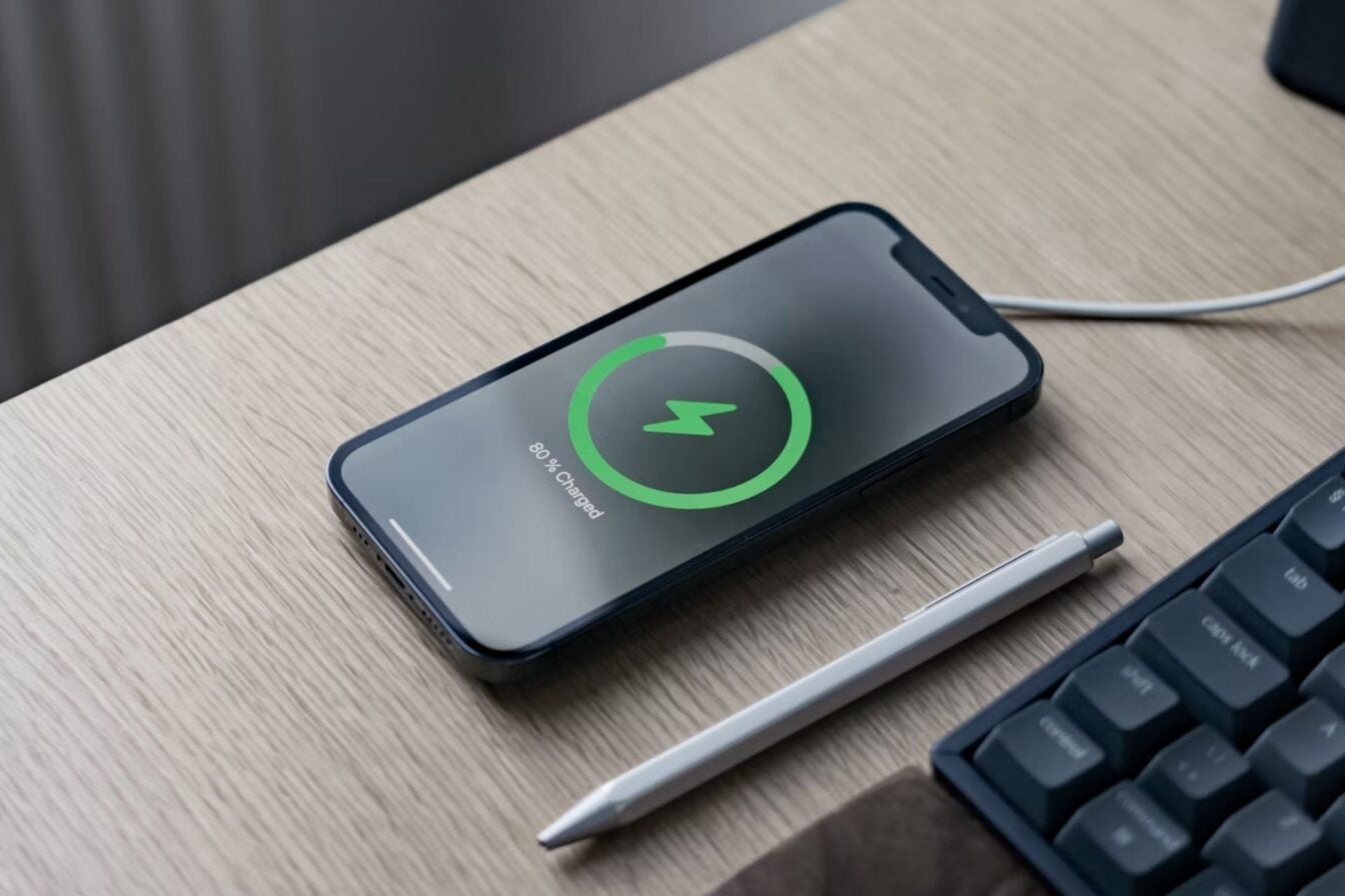 Certains iPhone 17 ne se rallument pas après une décharge complète, le MagSafe s'improvise en « défibrillateur »