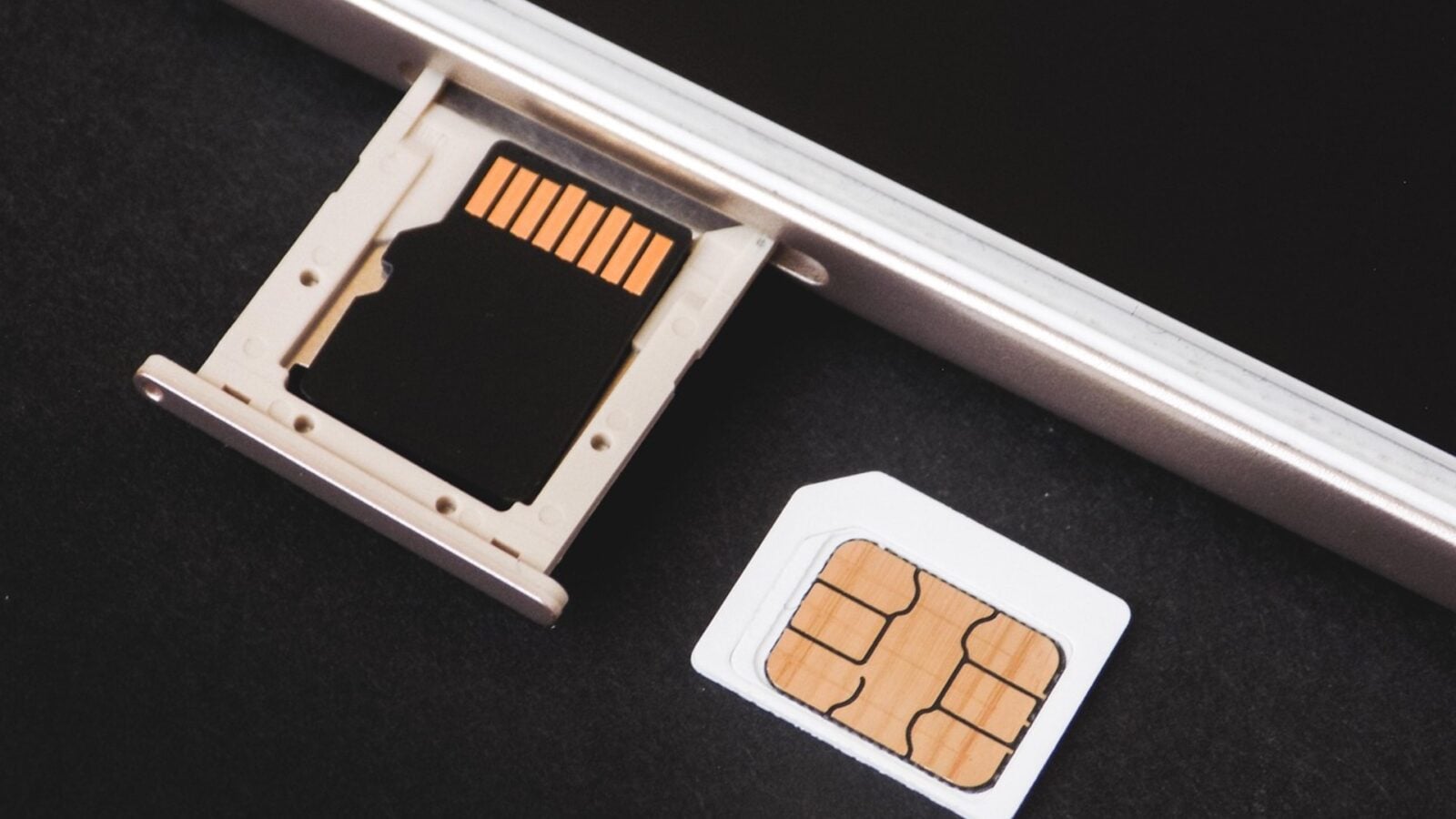 Arnaques par SMS : les États-Unis saisissent 30 000 cartes SIM dans des fermes criminelles