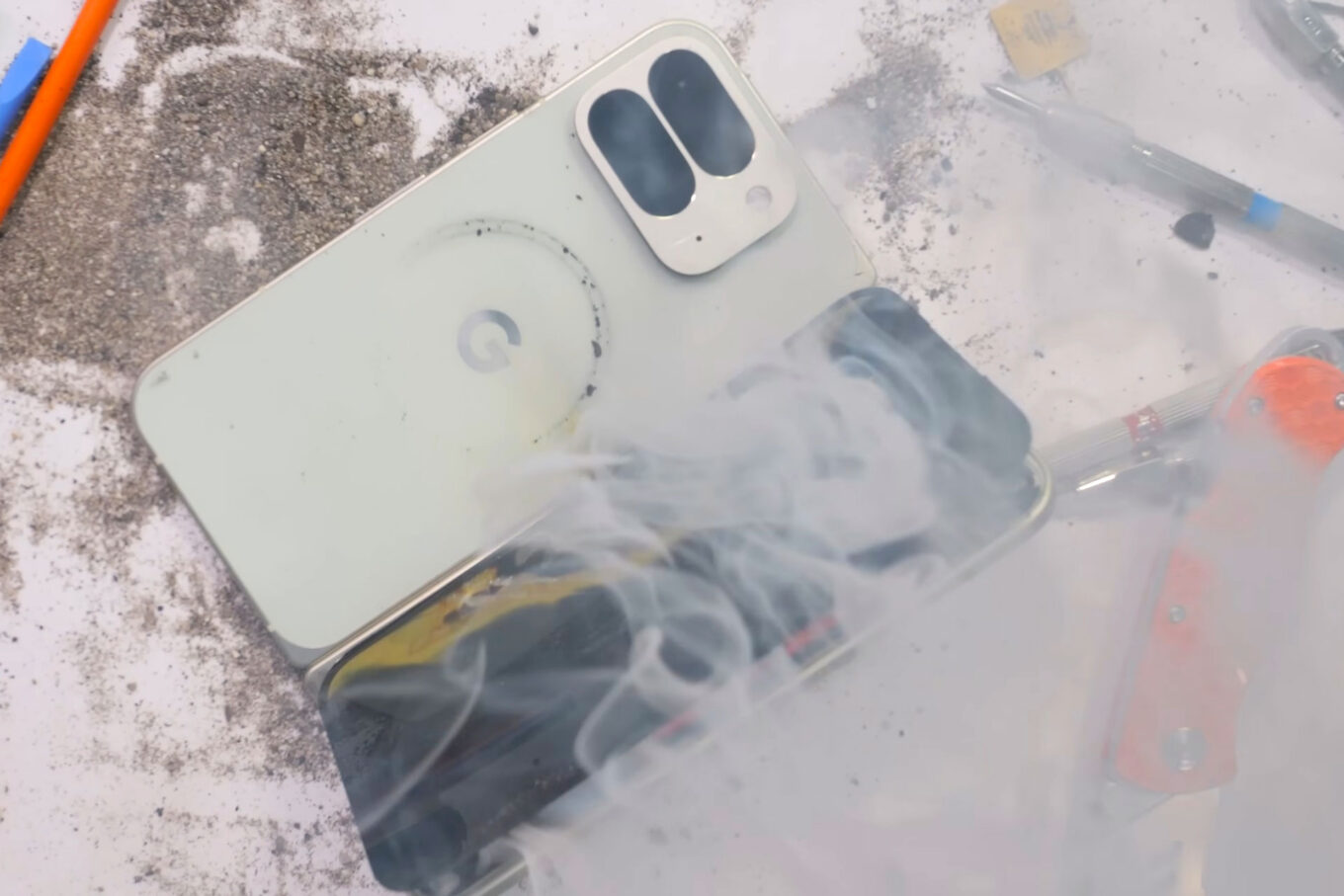 Le Google Pixel 10 Pro Fold part en fumée : le test de durabilité ...