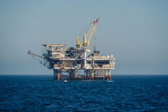 Plateforme offshore industrielle en mer