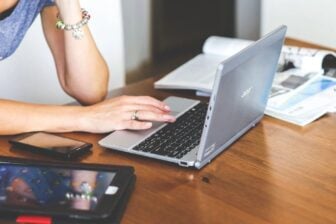 Ordinateur Acer Femme Illustration