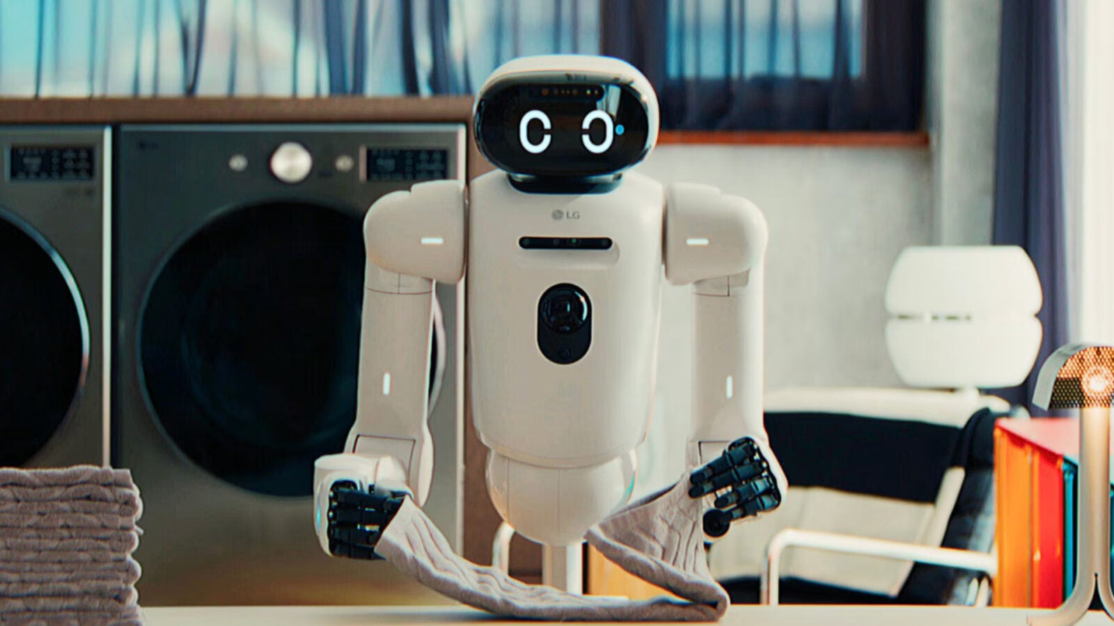 LG'nin CLOiD robotu (yavaş yavaş) ev işlerini hallediyor