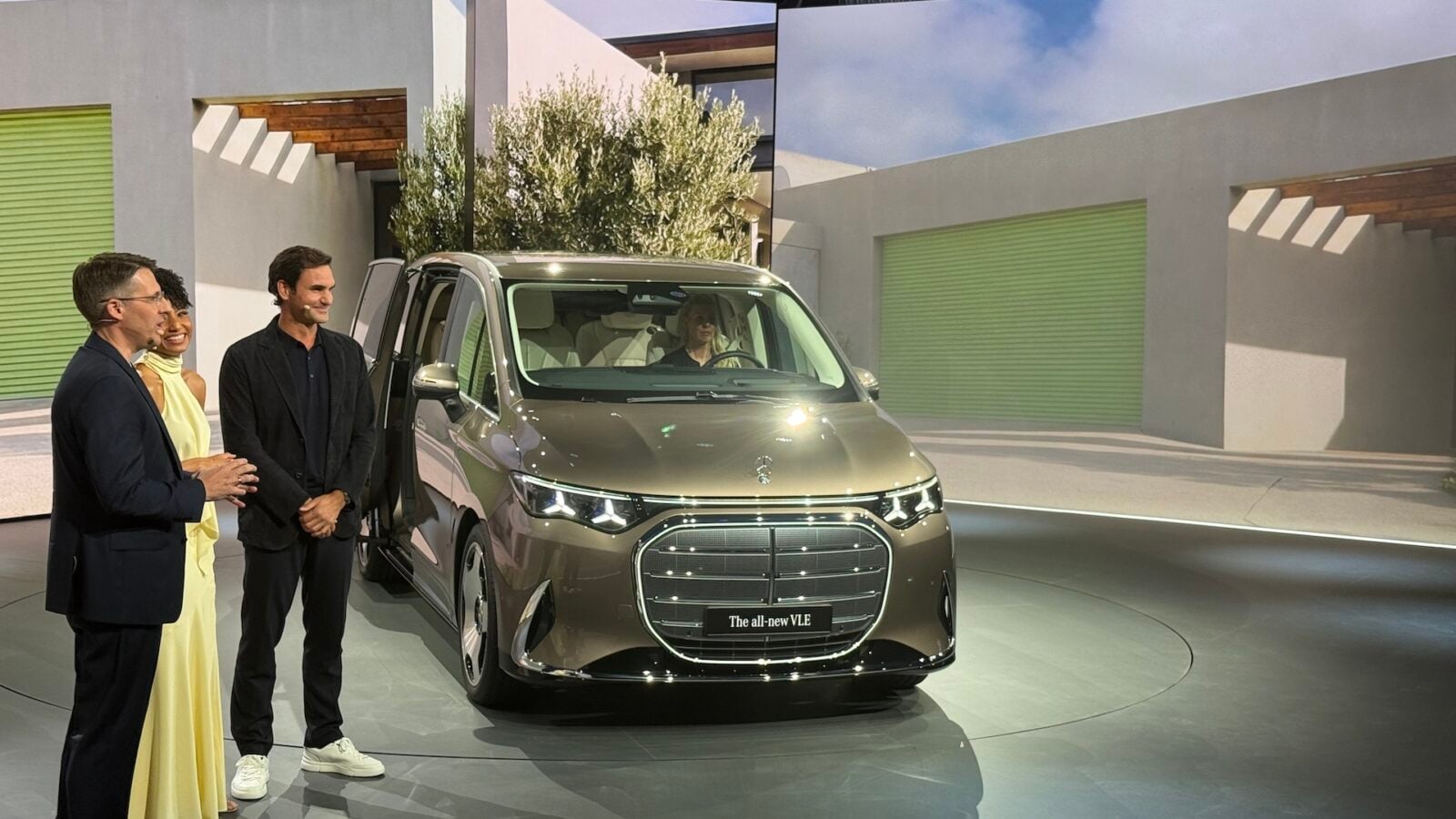 700 kilometre otonomiye sahip elektrikli minibüs Mercedes VLE büyük bir darbe vurdu