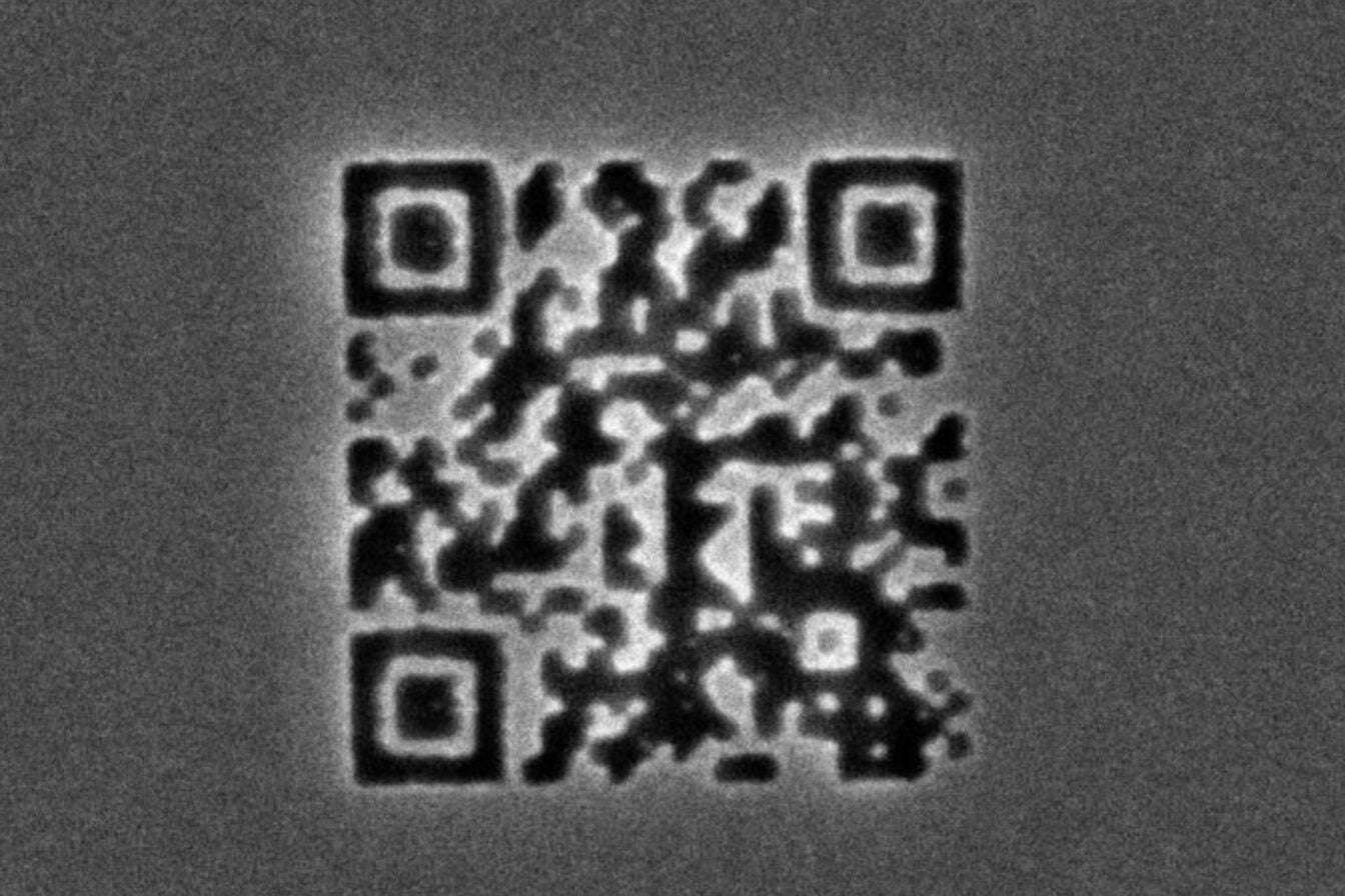 Le « plus petit QR du monde » est plus petit qu’une bactérie, mais à quoi peut-il servir ?