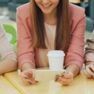 Trois Amis Regardant Smartphone Table