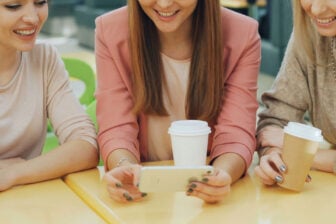 Trois Amis Regardant Smartphone Table
